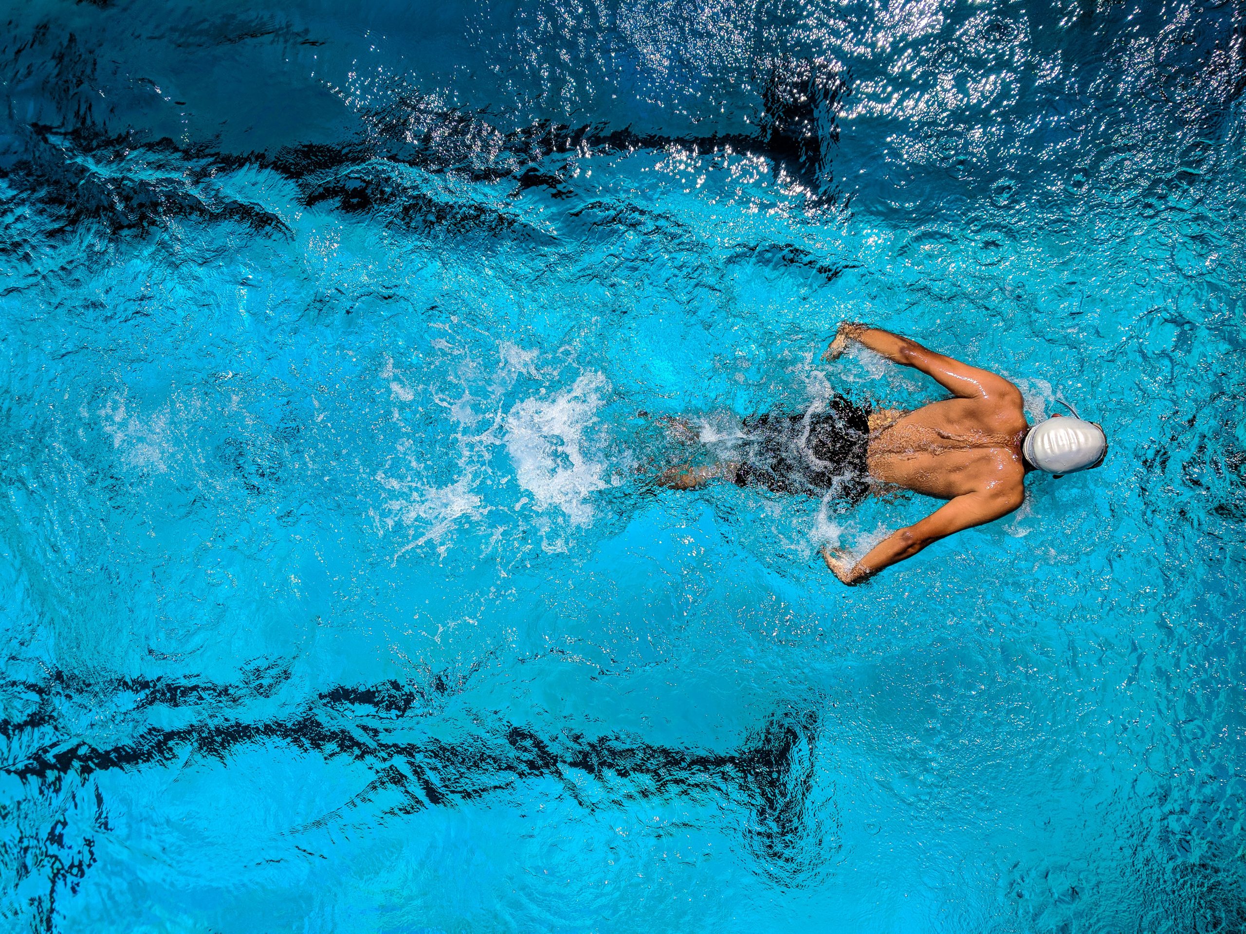Mężczyzna pływający w basenie, fot. pexels.com
