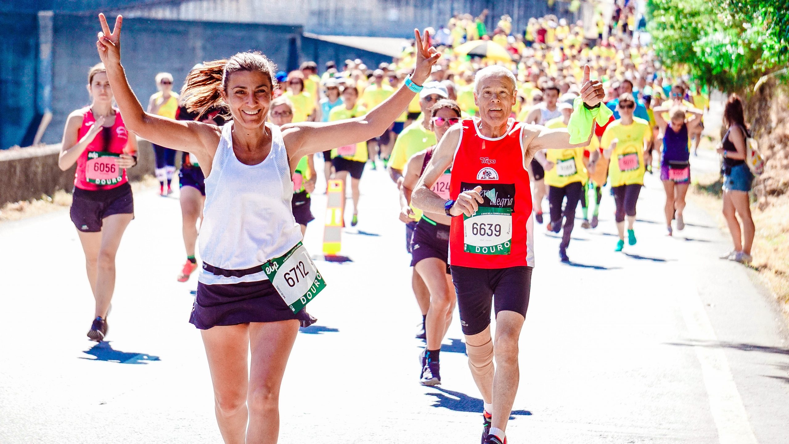 Odżywianie biegaczy, kobieta biegnąca w maratonie